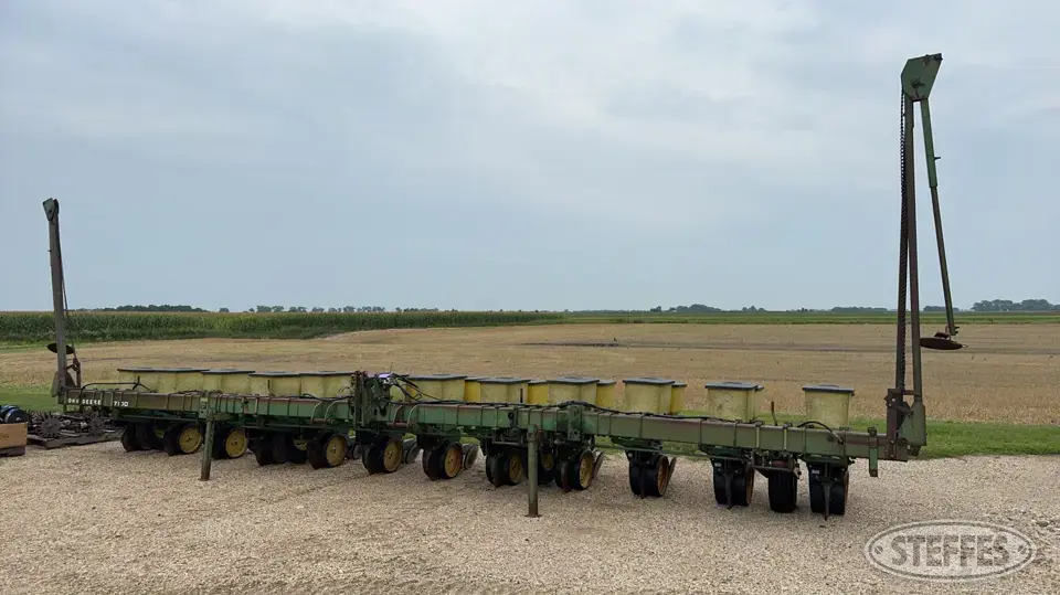 John Deere 7100 12 or More Row Planter