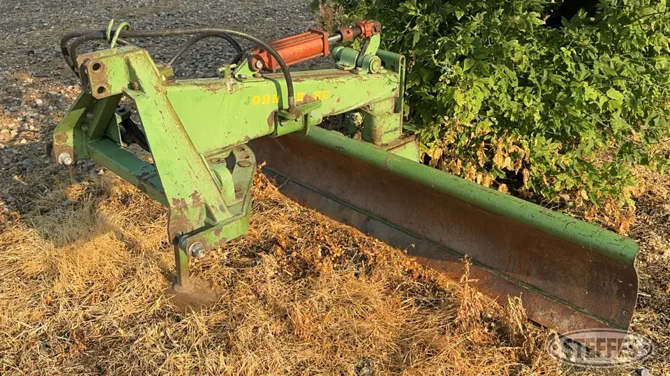 John Deere 115 Straight Blade