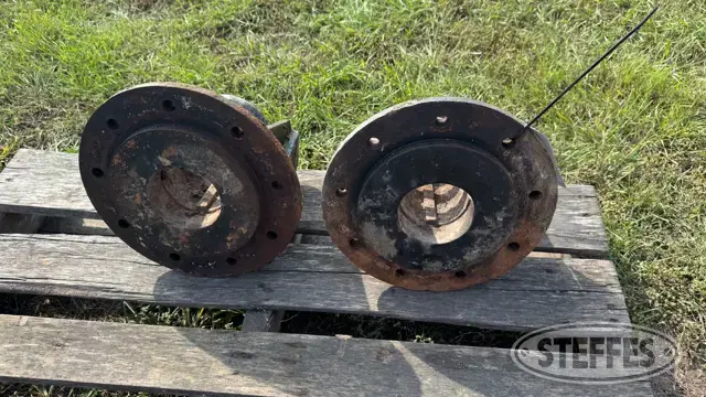 Case U-bolt dual hubs