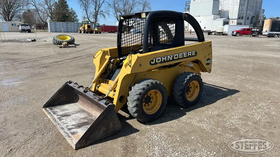 1999 John Deere 240 Wheeled Skid Steer