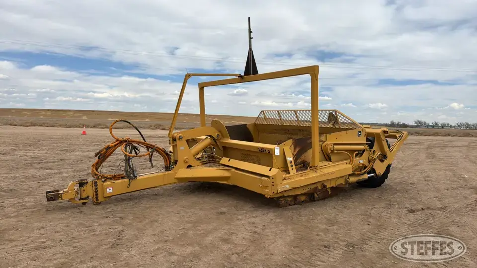 2000 Deere 1812C Pull Scraper