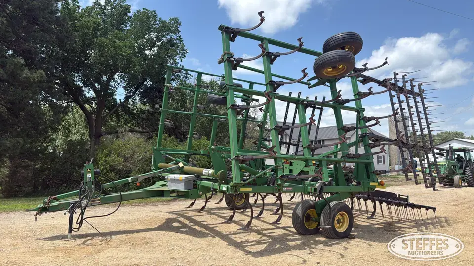 2007 John Deere 2210L Field Cultivator