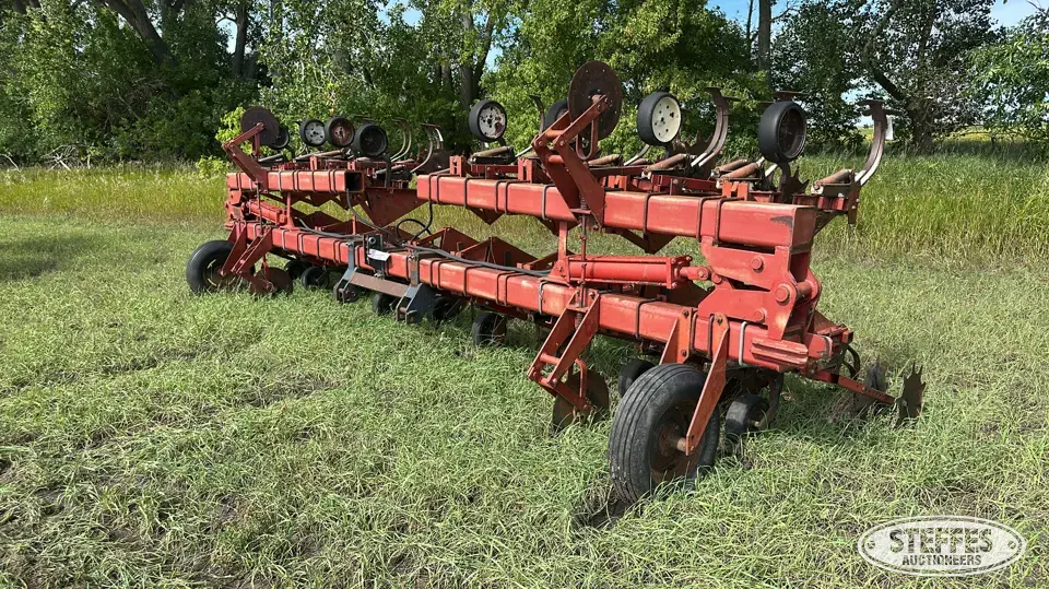 Row crop cultivator