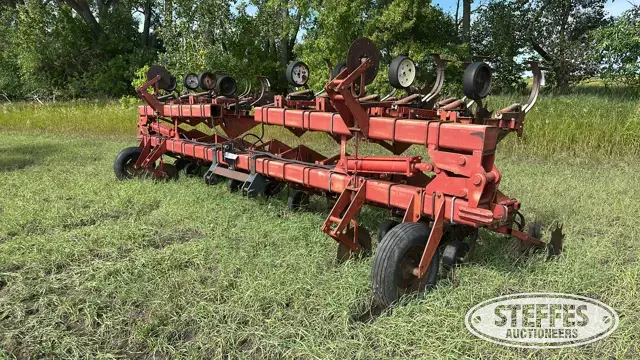 Row crop cultivator