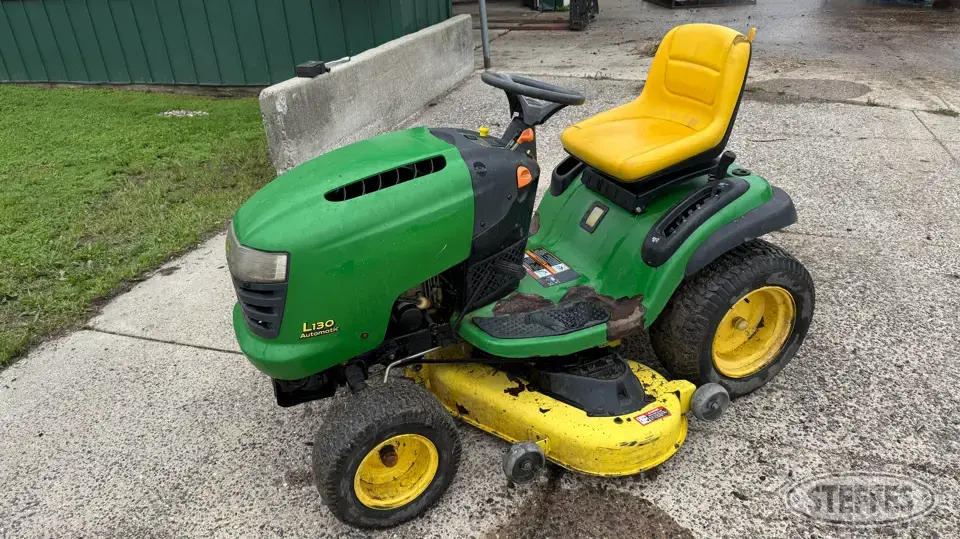 John Deere L130 Lawn Tractor