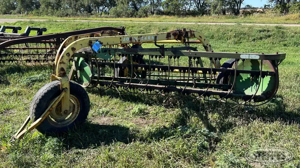 John Deere 640 Rake