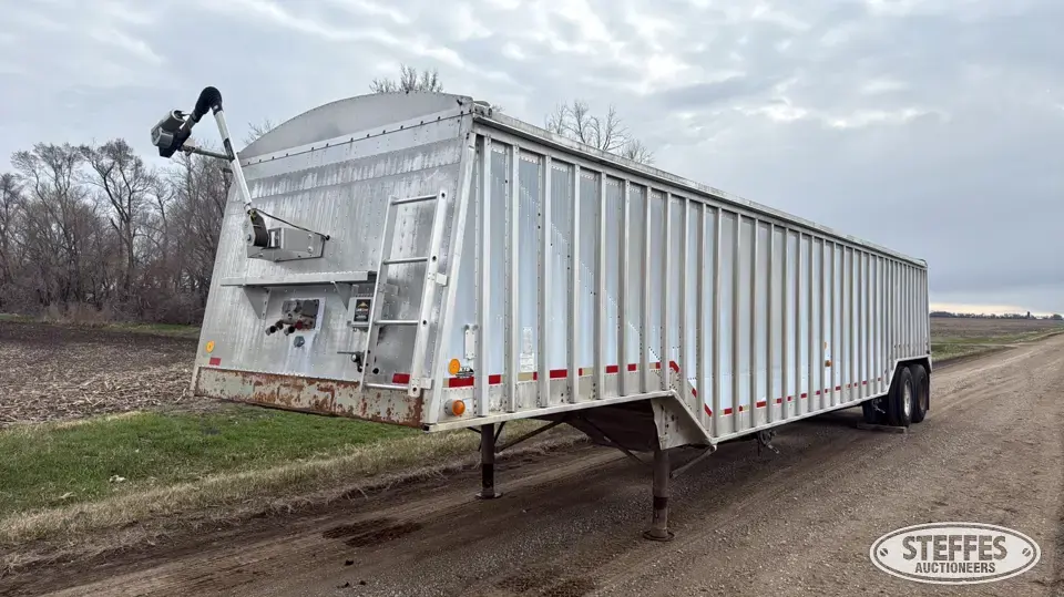 1983 Cornhusker 800 Hopper Bottom Trailer