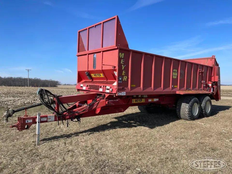 Meyer 9524 Crop Max Manure Application Equipment