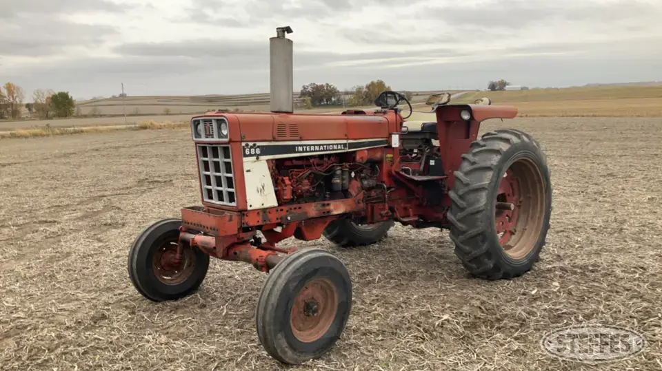 1977 International 686 2WD Tractor