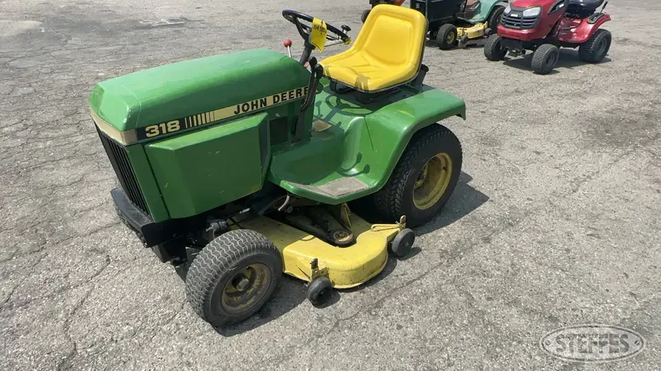 John Deere 318 Lawn Tractor