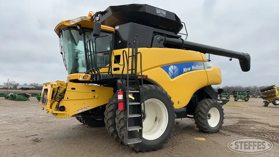 2008 New Holland CR9060 Combine