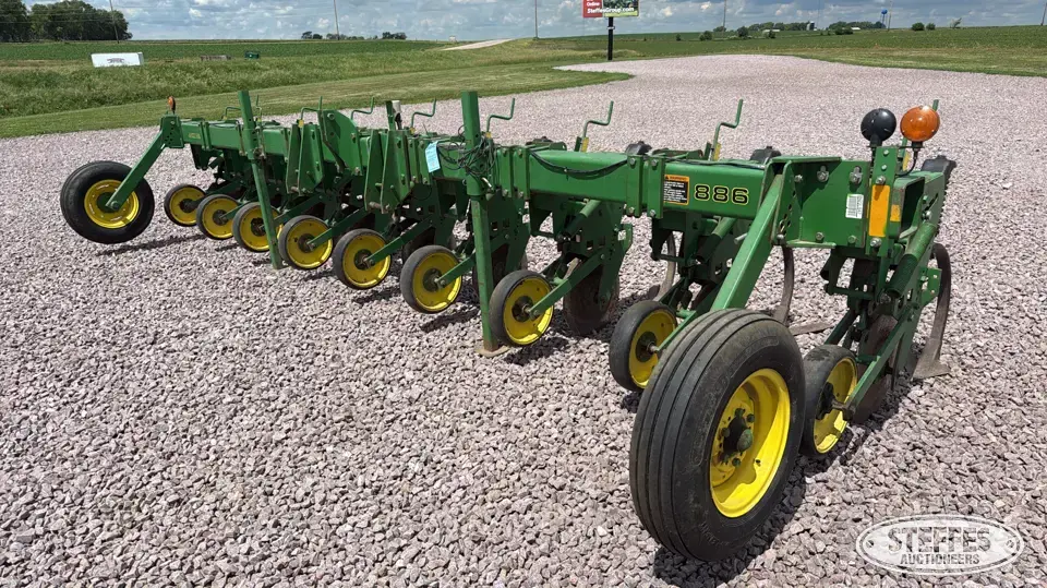John Deere 886 Row Crop Cultivator