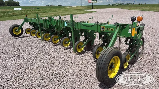 John Deere 886