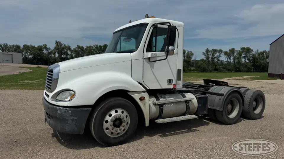 2005 Freightliner Columbia Conventional Truck without Sleeper