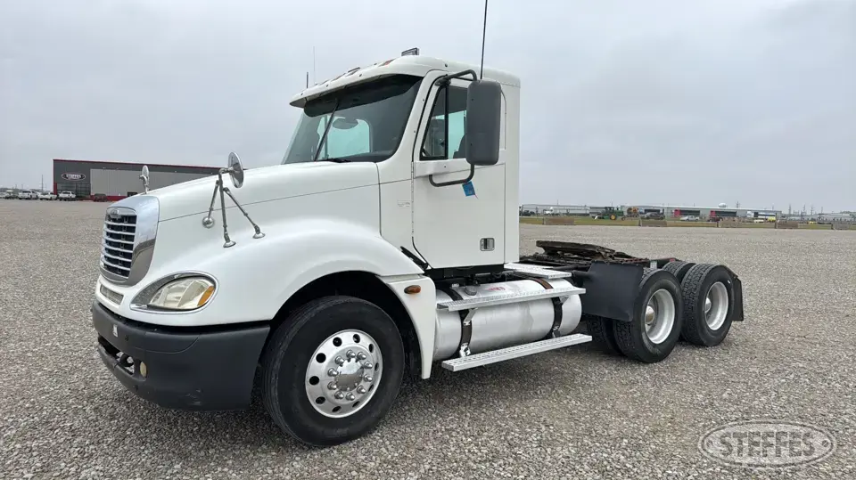 2005 Freightliner Columbia Conventional Truck without Sleeper