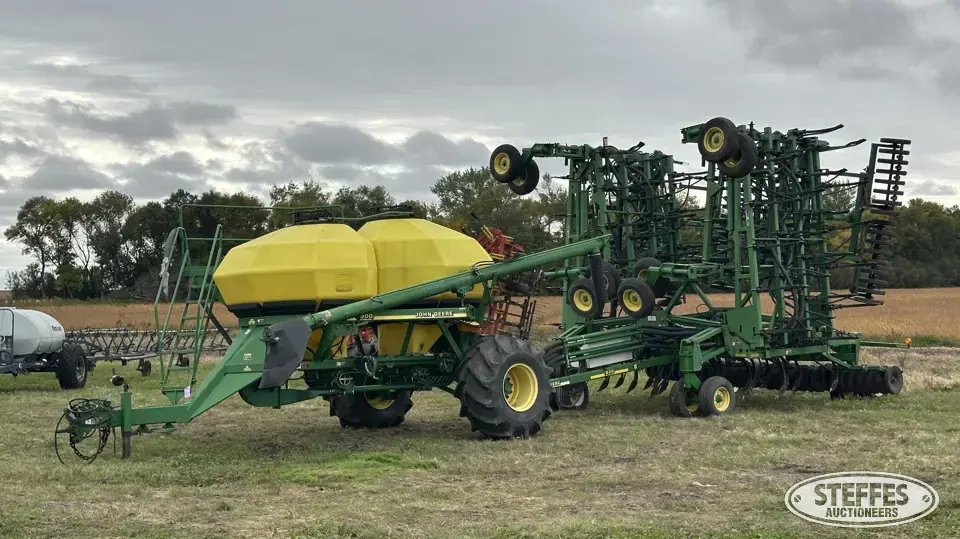 2000 John Deere 1820 Air Drills and Air Seeder