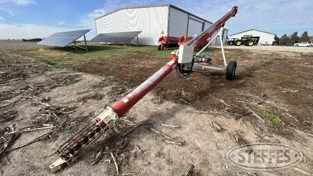 Buhler Farm King 831