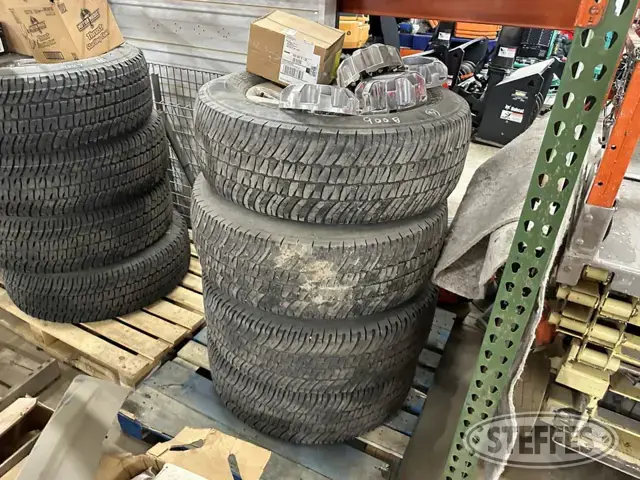 (4) Michelin 275/65R20 tires