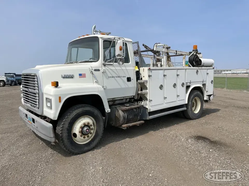 1992 Ford L8000 Specialty Truck