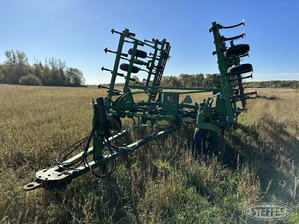 John Deere 2200 Field Cultivator