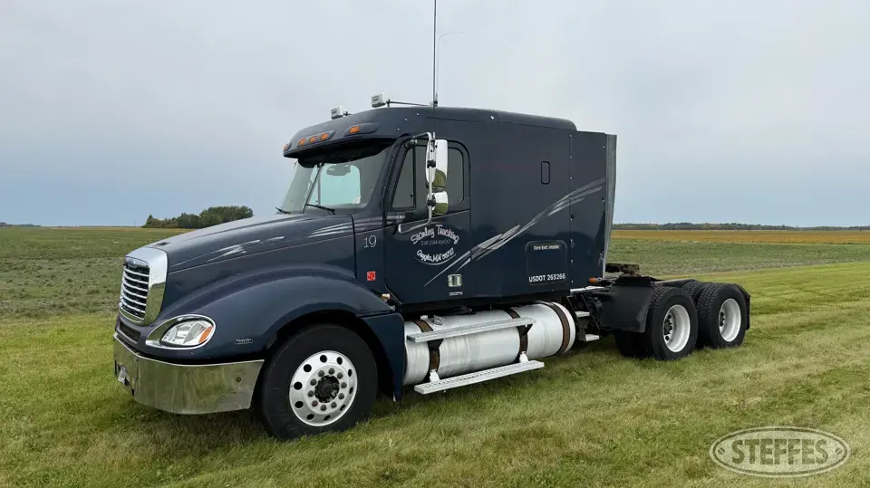 2006 Freightliner Columbia 120 Conventional Truck with Sleeper