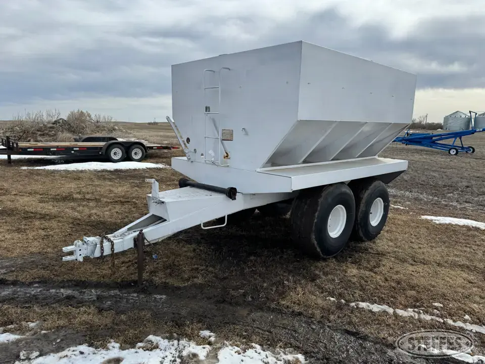 Dempster Clipper 860 Pull-Type Dry Spreader
