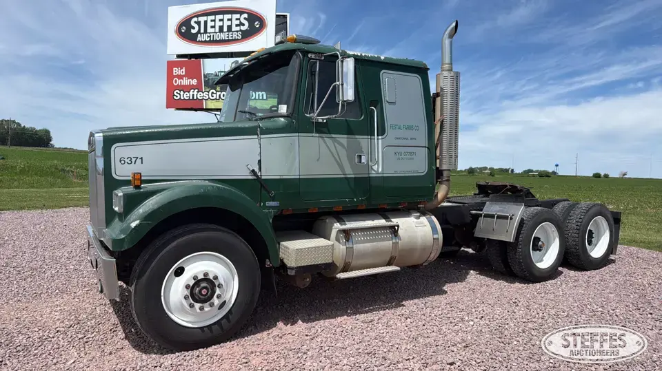 1986 WhiteGMC Conventional Truck with Sleeper