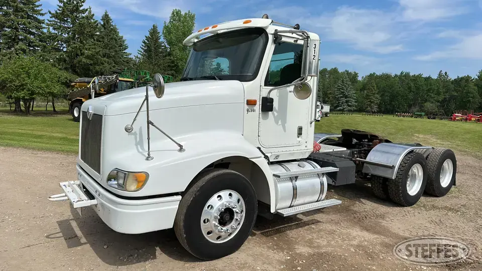 2006 International 9200i Conventional Truck without Sleeper