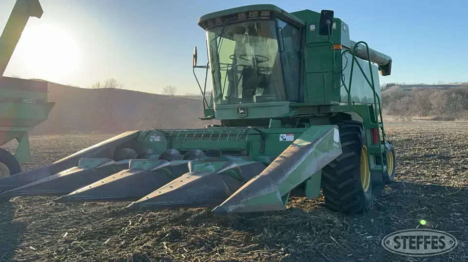 1989 John Deere 9500 Combine