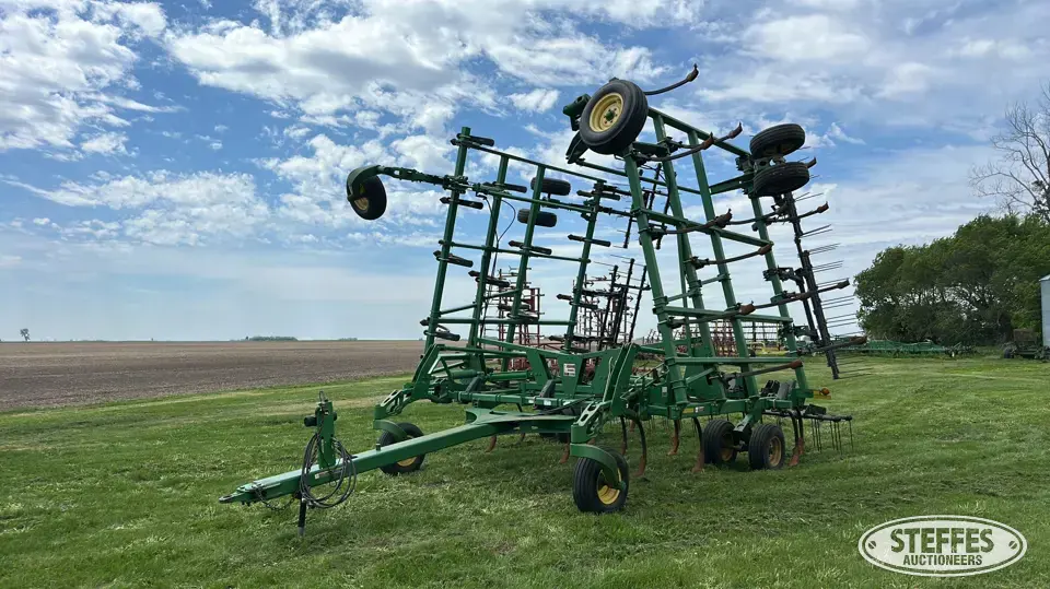 John Deere 2410 Chisel Plow