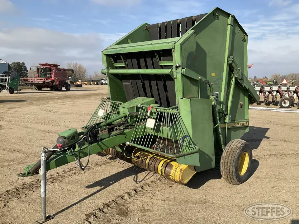 John Deere 510 Round Baler
