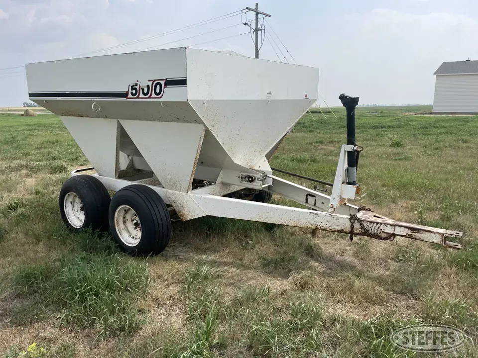 Willmar 500 Pull-Type Dry Spreader