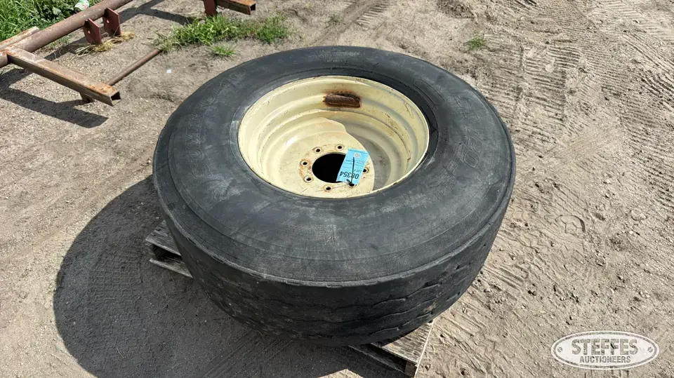 (1) Sumitomo ST720 425/65R22.5 tire Tractor-Implement Tire