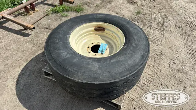(1) Sumitomo ST720 425/65R22.5 tire