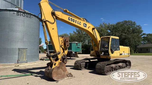 1995 John Deere 690E LC