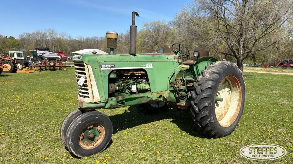 1962 Oliver 880 2WD Tractor