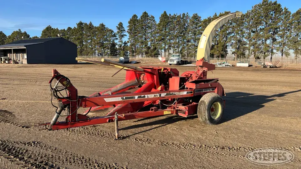 Gehl 1060 Pull-Type Harvester