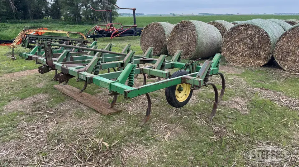 John Deere 1600 Chisel Plow