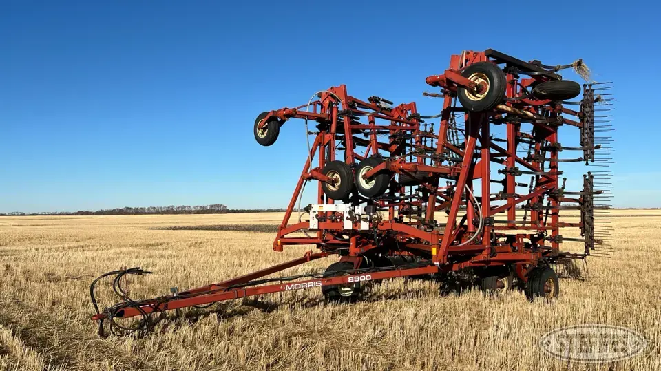 Morris 8900 Chisel Plow