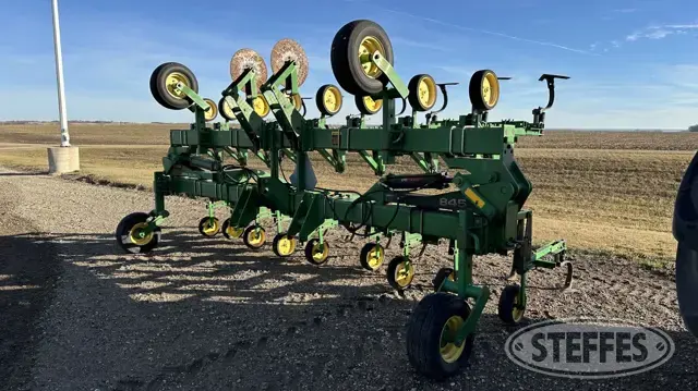 John Deere 845