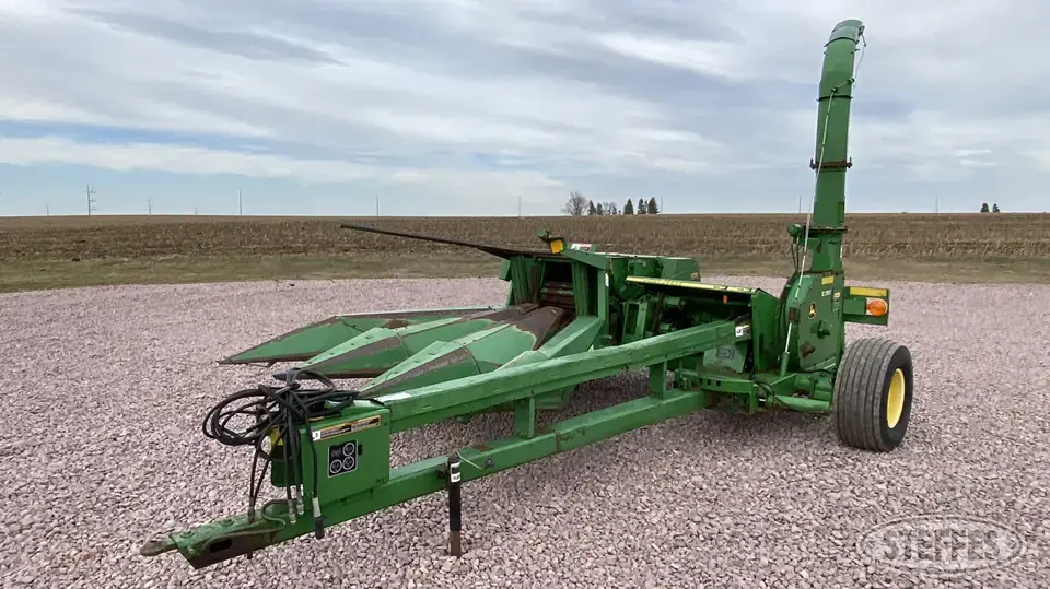 2004 John Deere 3975 Pull-Type Harvester