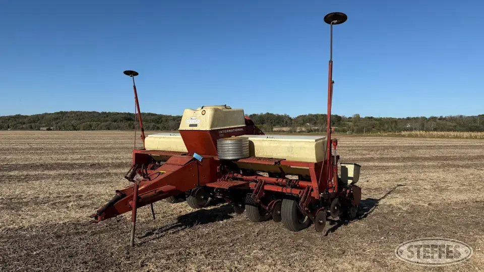 International 400 Cyclo Less Than 12 Row Planter