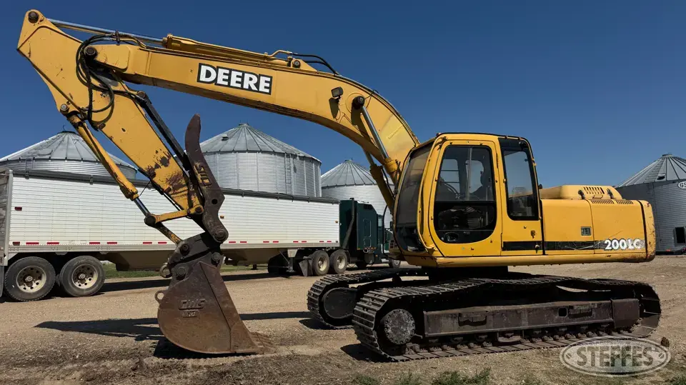 2001 Deere 200LC Excavator