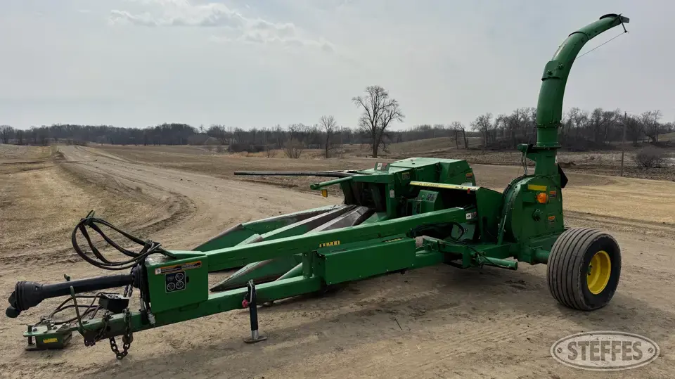 John Deere 3975 Pull-Type Harvester
