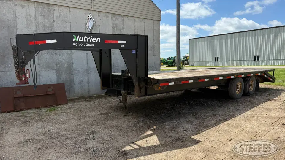 2005 DCT gooseneck equipment trailer Flatbed Trailer