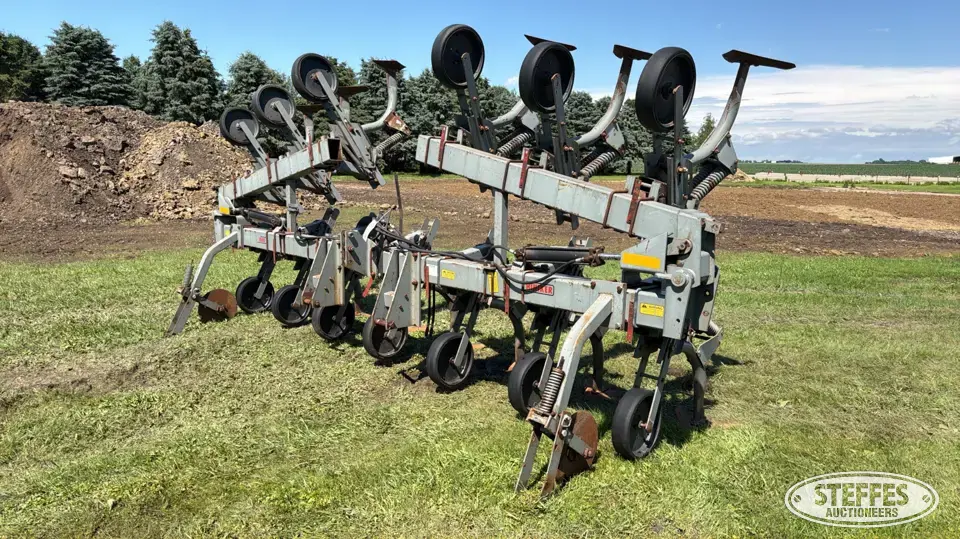 Hiniker 1000 Row Crop Cultivator