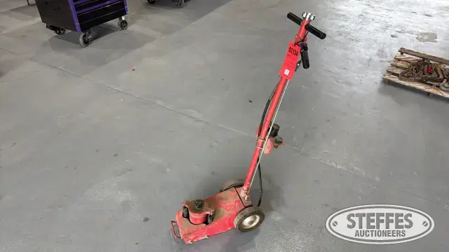 Pneumatic bottle jack