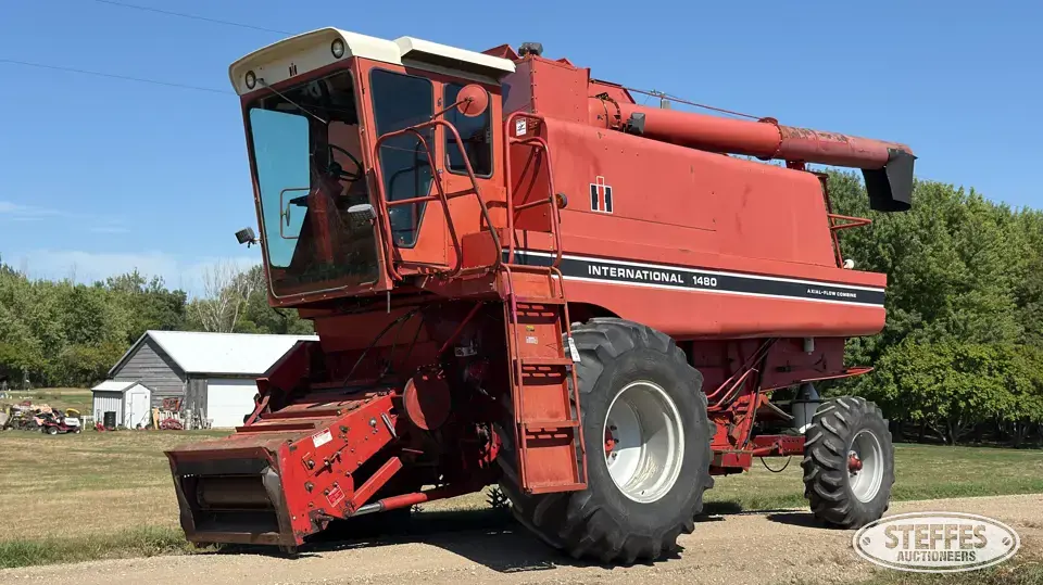 International 1480 Combine