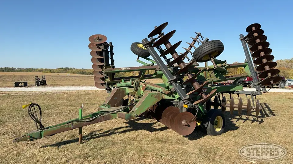 John Deere 630 Disc