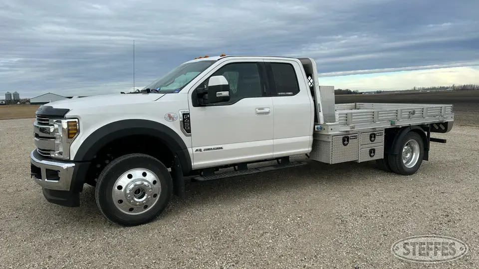 2018 Ford F-450 Lariat Flatbed Truck